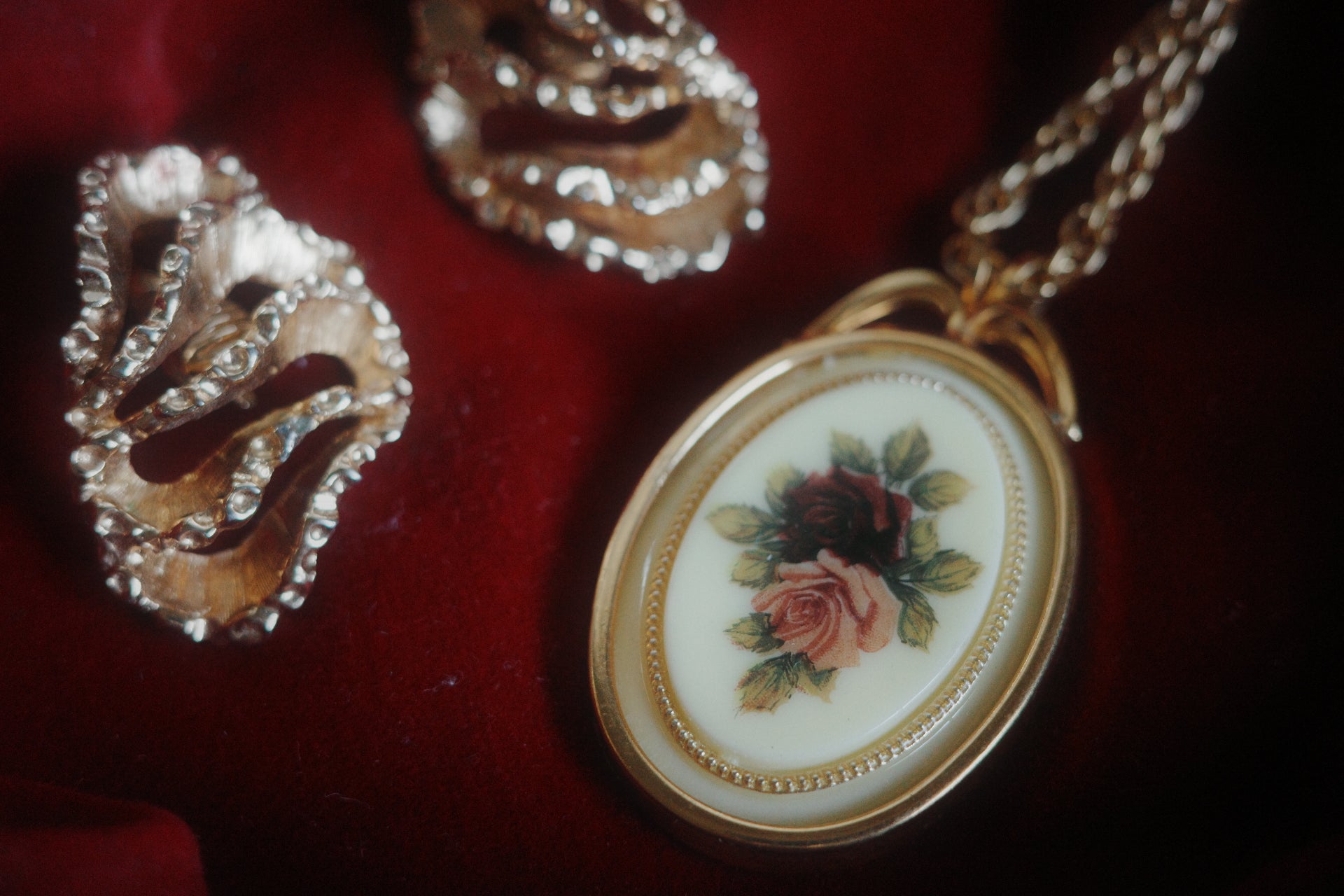 The Garden That Stayed – Vintage Floral Necklace