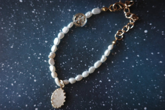 Elegant Pearl Bracelet with Victorian Cameo - Minmin handmade